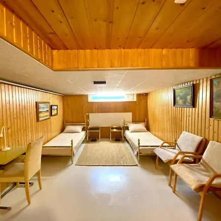 Spacious In A Row House For 1-5 Person *
