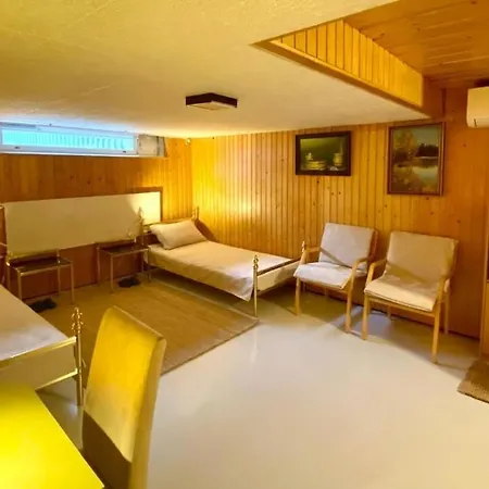 Apartment Spacious In A Row House For 1-5 Person *